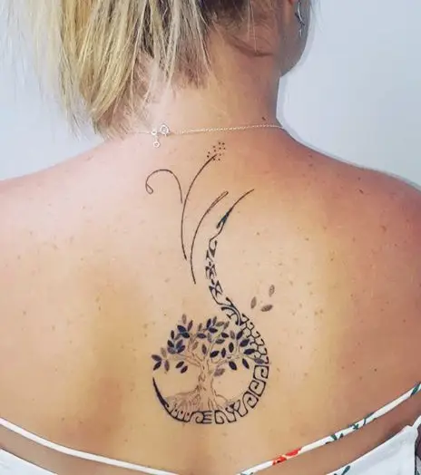 Tatouage polynésien en courbe avec un arbre feuillu, en haut du dos entre les omoplates, réalisé par Karine chez Kanea à Toulon