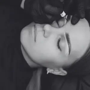 Maquillage permanent pour sourcils à Toulon chez Kanea Tattoo & Beauty Femme se faisant tatouer les sourcils Kanea Tattoo à Toulon.
