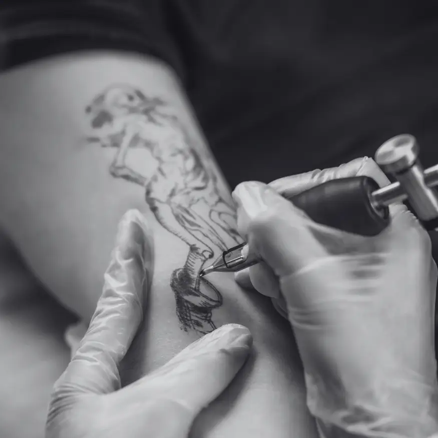 Tatouage à Kanea Tattoo & Beauty Toulon, réalisation d’un design personnalisé.