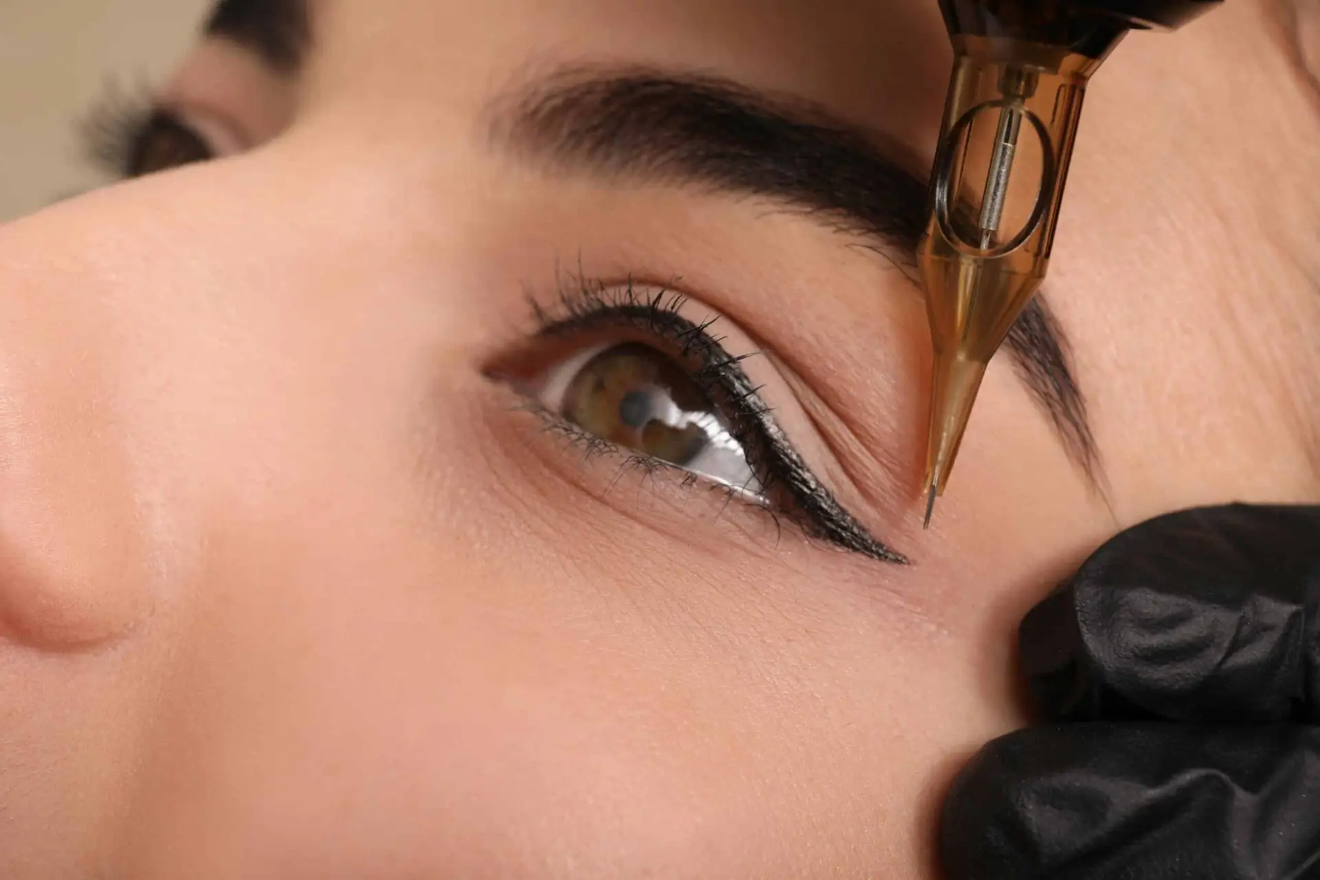 Maquillage permanent eyeliner à Toulon réalisé avec une machine à tatouer – Kanea Tattoo & Beauty