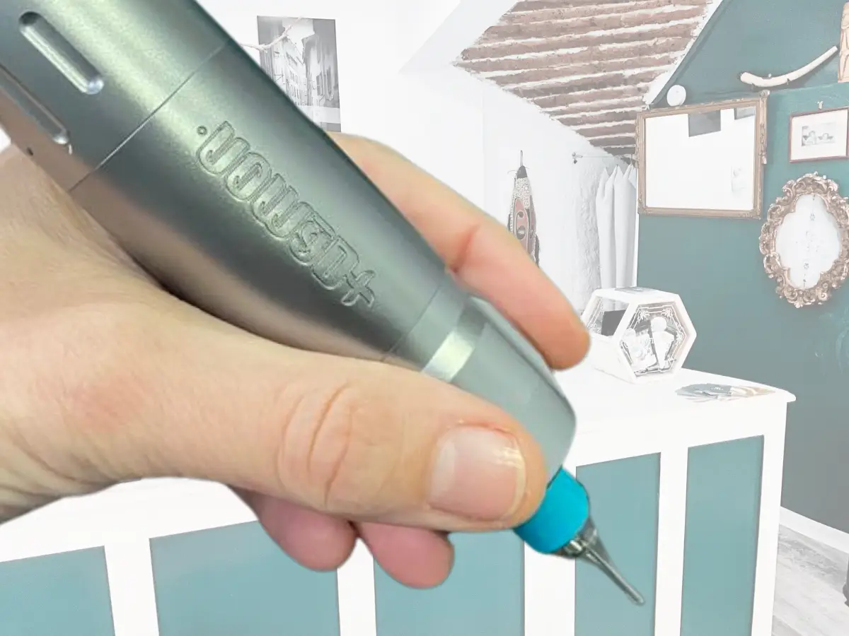 Main tenant une machine à tatouer devant le studio Kanea Tattoo & Beauty à Toulon