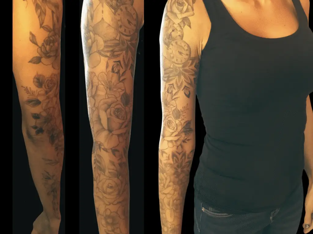 Tatouage bras entier floral en noir et gris réalisé à Toulon, avec roses et horloges stylisées.
