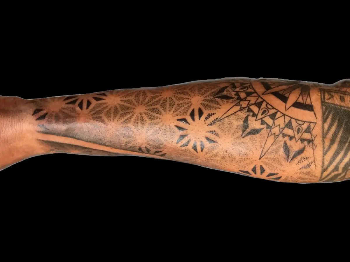 Tatouage dotwork pattern sur un avant-bras, réalisé chez Kanea Tattoo à Toulon