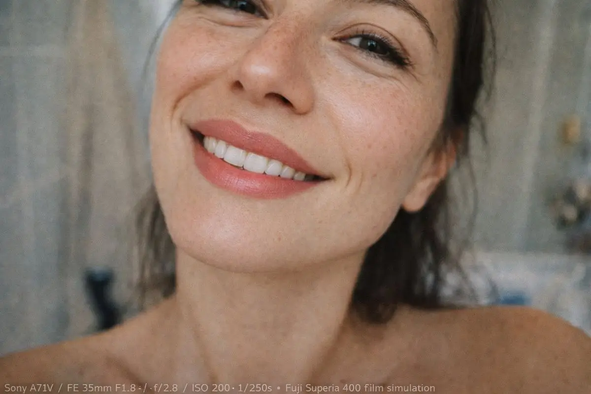 Résultat naturel candy lips – cliente souriante après maquillage permanent des lèvres à Toulon