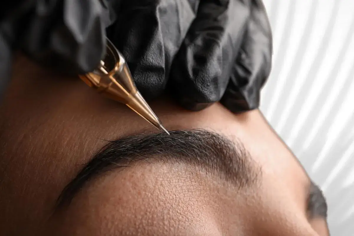Dermopigmentation sourcils gros plan machine à tatouer - studio Kanea Toulon