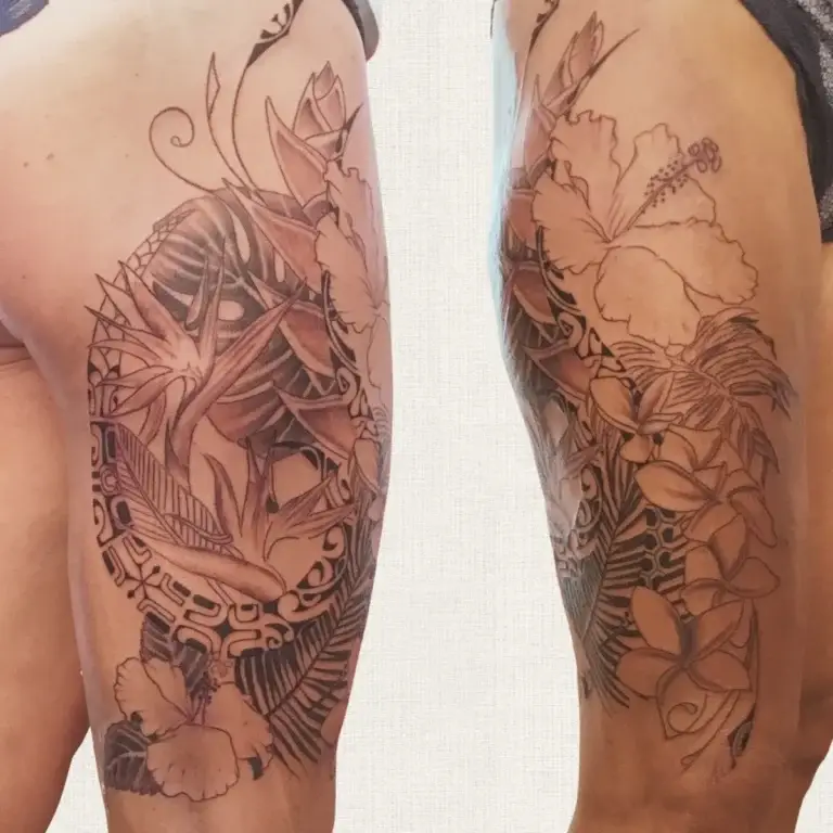 Tatouage polynésien et floral sur la cuisse, avec hibiscus, frangipanier et feuilles de monstera, vu de deux côtés, Kanea Toulon