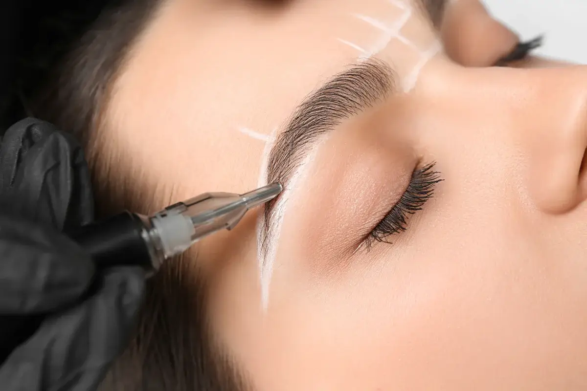Mapping précis des sourcils avant séance de maquillage permanent au salon Kanea à Toulon