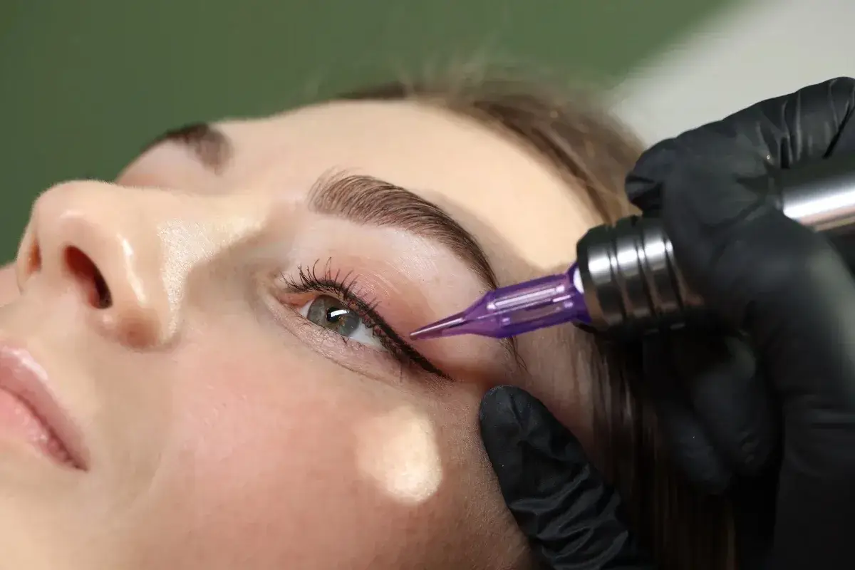 Pose d'eye-liner en maquillage permanent au dermographe sur la paupière supérieure par Karine au studio Kanea Tattoo & Beauty Toulon