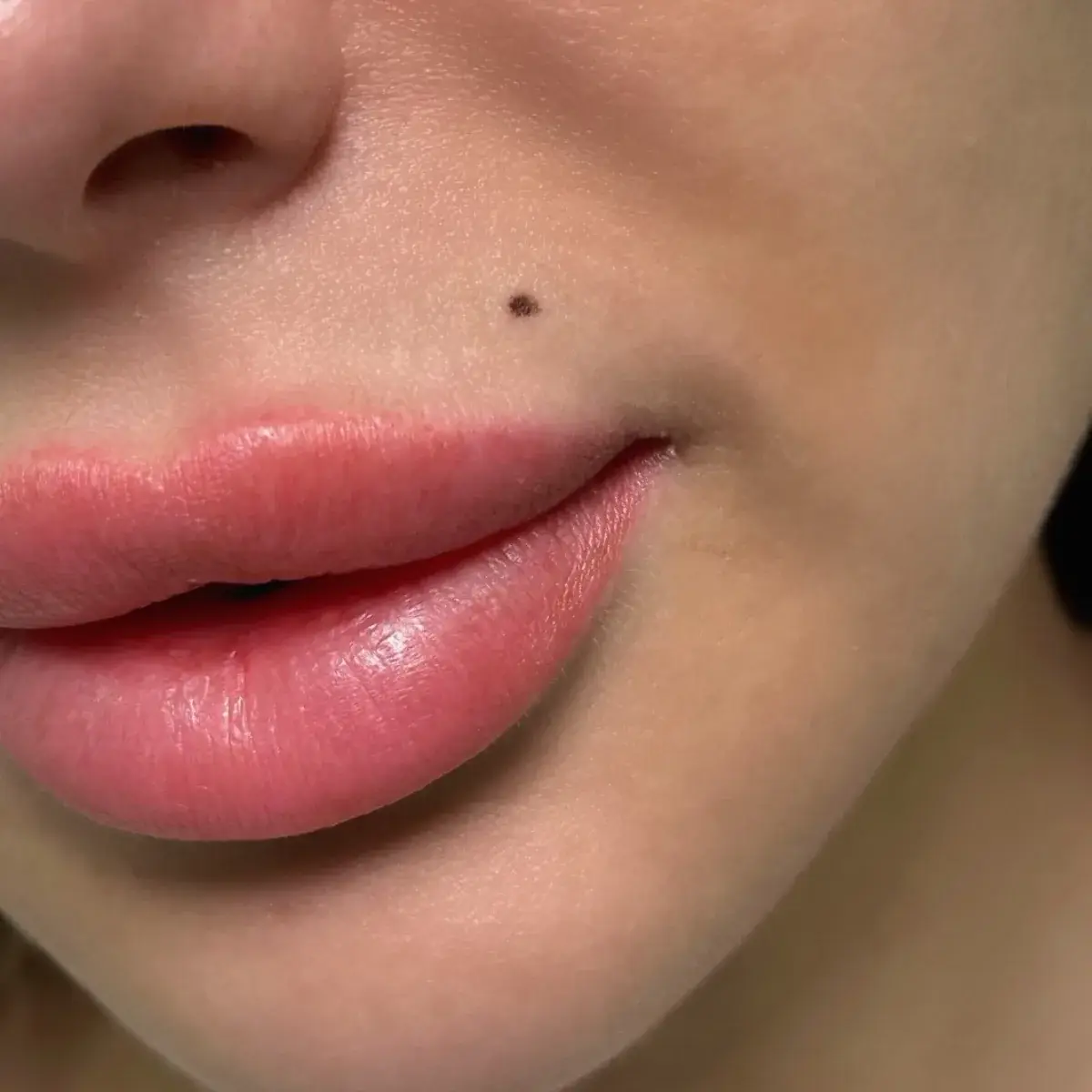 Maquillage permanent grain de beauté en cours à Toulon : pose au dermographe avec pigments médicaux Biotic Phocéa, geste de précision sur-mesure