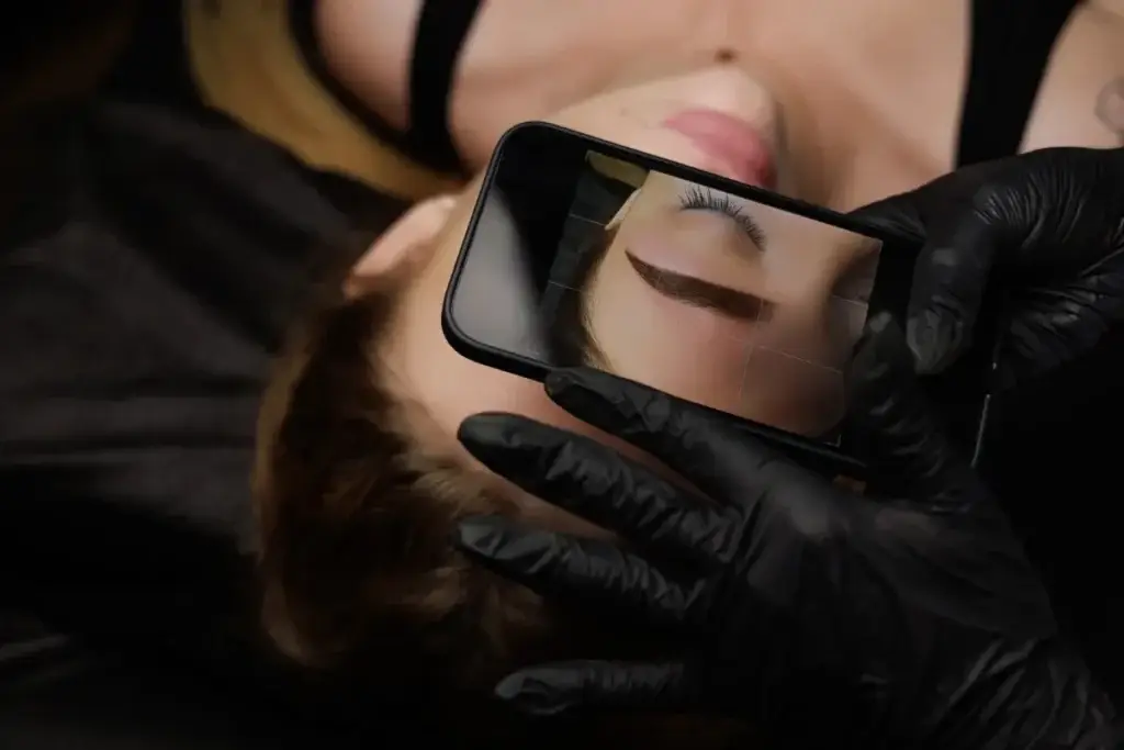 Photo du résultat final des sourcils en fin de séance maquillage permanent à Toulon : technique microshading, pigments Biotic Phocéa, sourcils dessinés et naturels