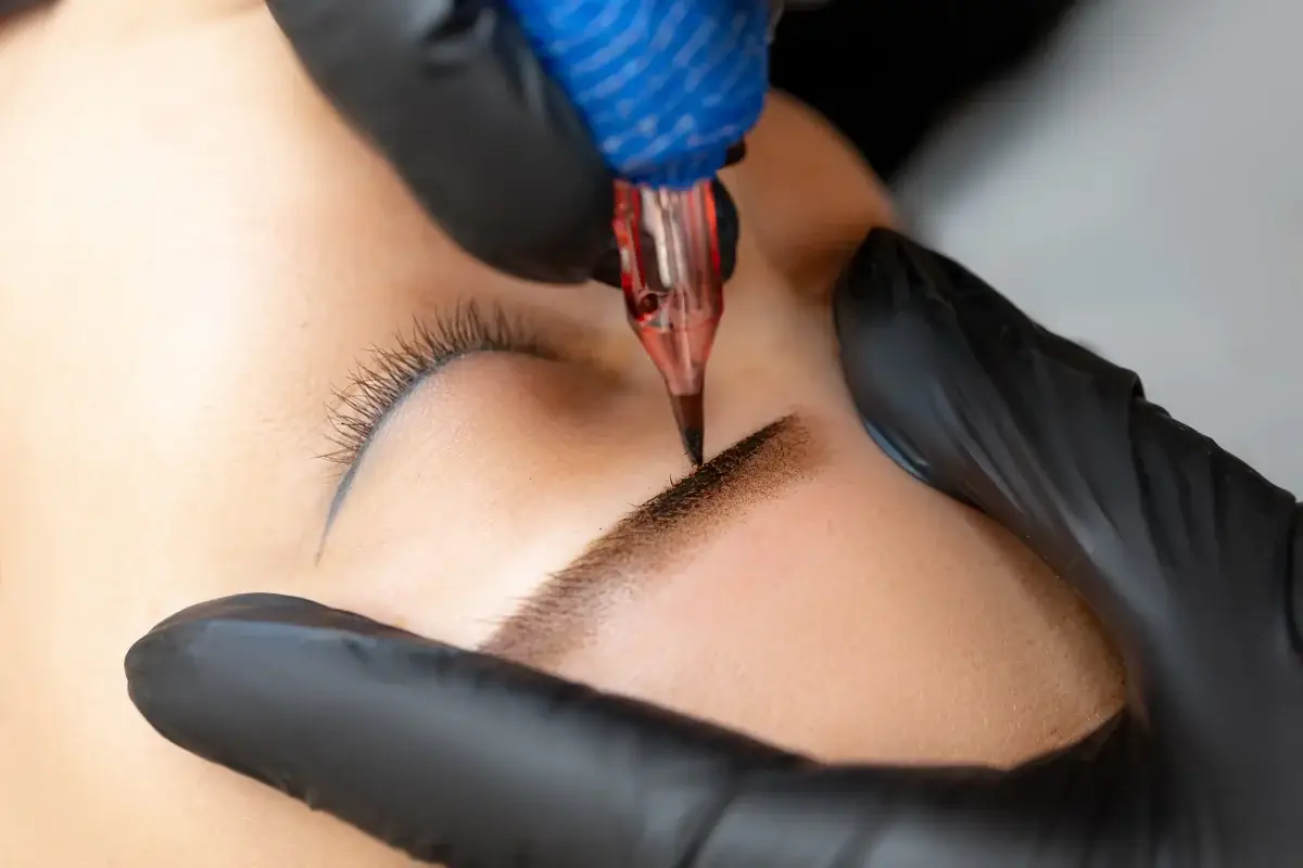 Séance de maquillage permanent des sourcils au dermographe, gros plan sur la pigmentation, salon Kanea à Toulon