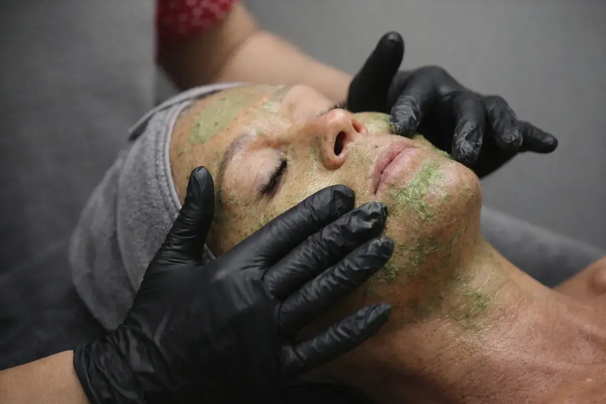 Seance de peeling visage en cabine au salon Kanea Toulon