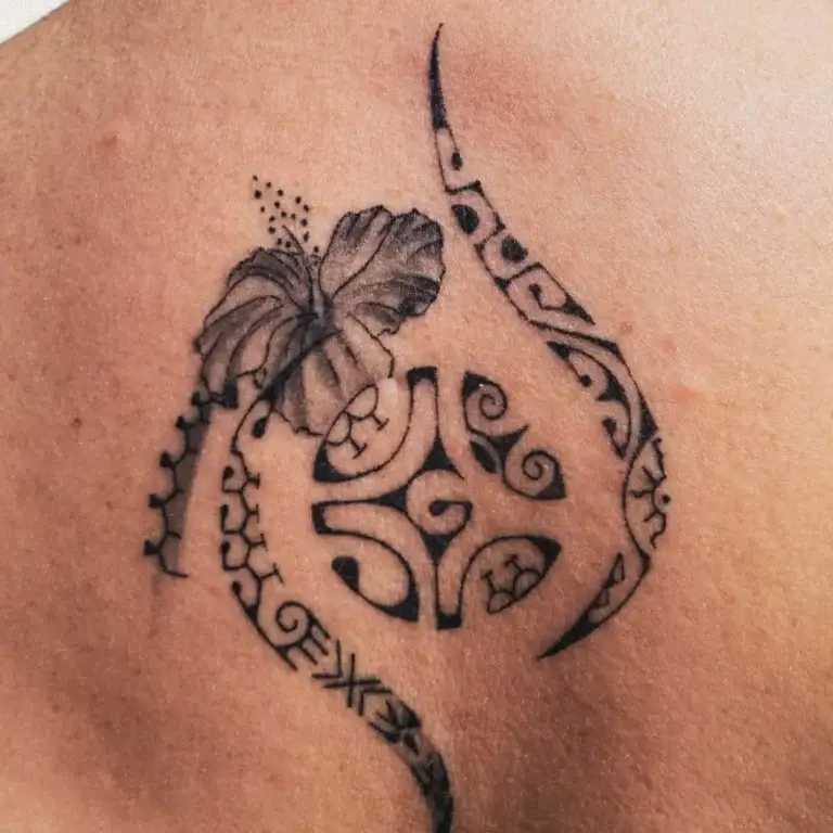 Tatouage polynésien d'une tortue et d'un hibiscus sur l'omoplate, réalisé par Karine chez Kanea à Toulon