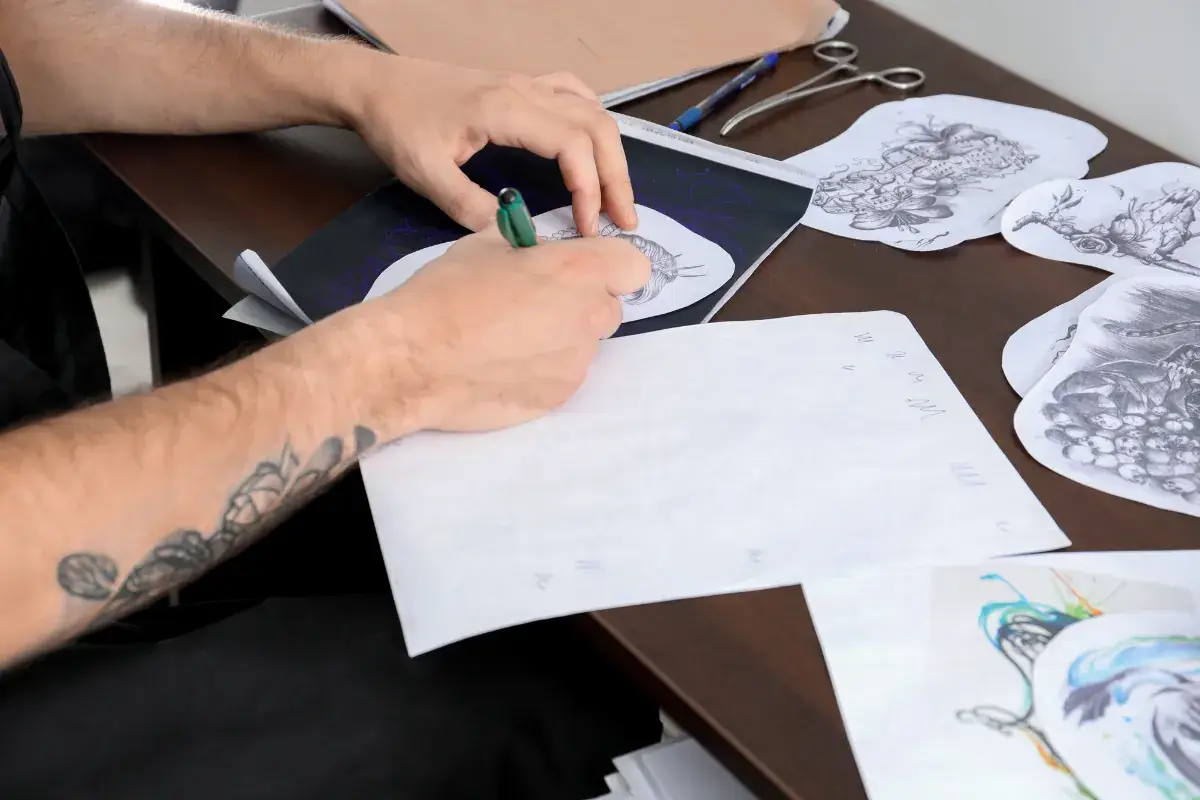 Tatoueur qui prepare des calques de tatouage, creation dessin sur mesure tarifs tatouage Toulon Kanea