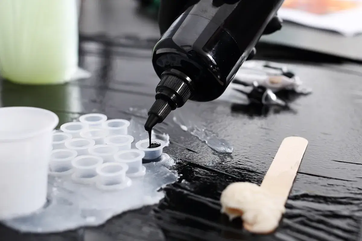 Encre de tatouage versee dans des capsules, materiel professionnel tarifs tatouage Toulon Kanea