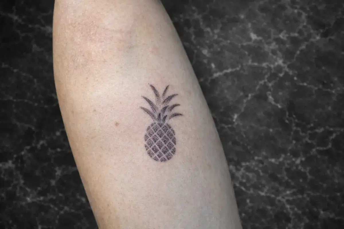 Tatouage dotwork ananas avant-bras femme - Salon Kanea Toulon
