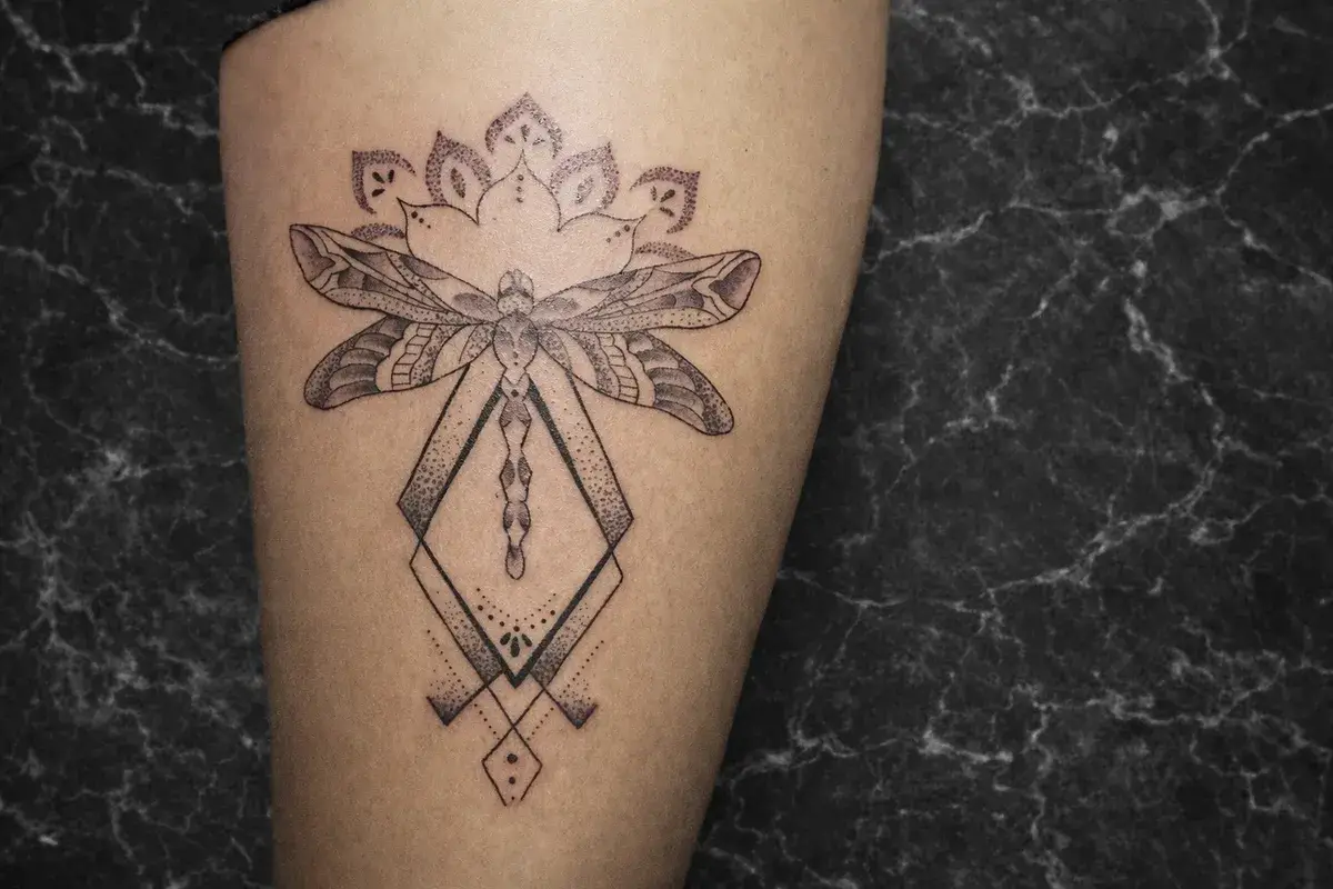 Tatouage dotwork libellule géométrique mandala cuisse - Salon Kanea Toulon
