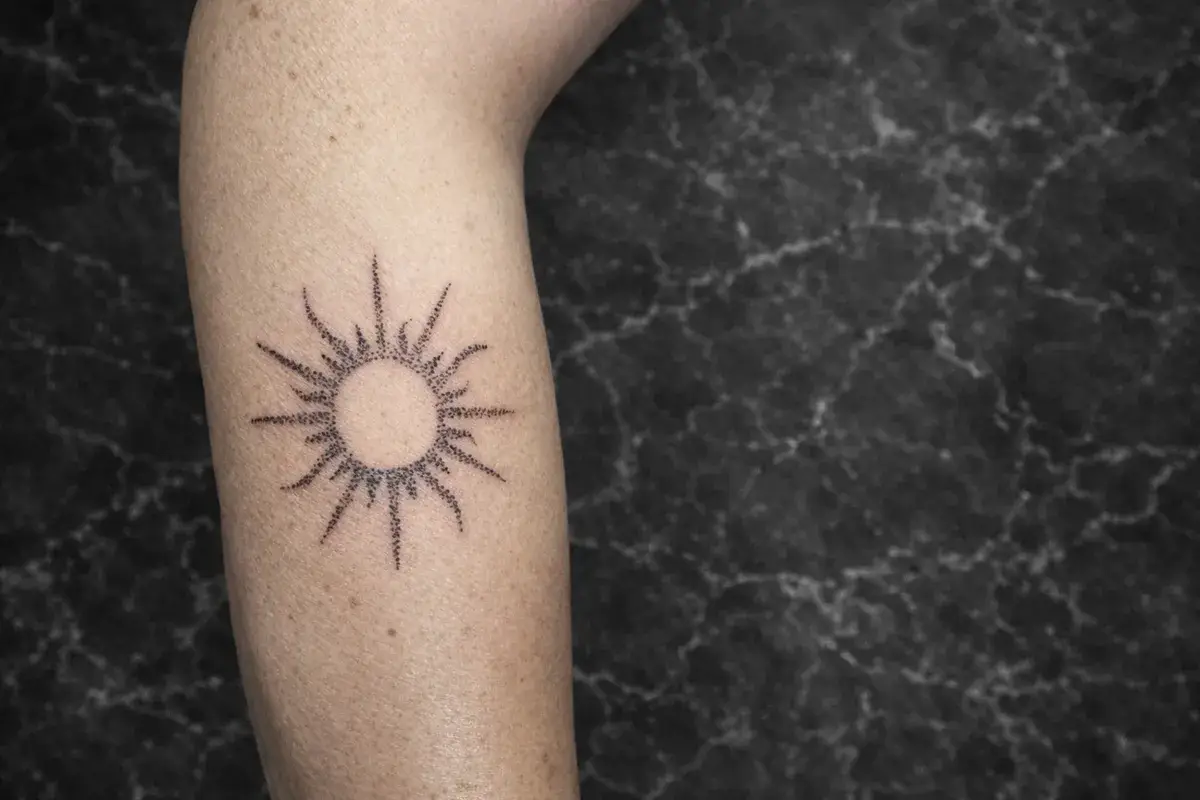 Tatouage dotwork soleil avant-bras femme - Salon Kanea Toulon