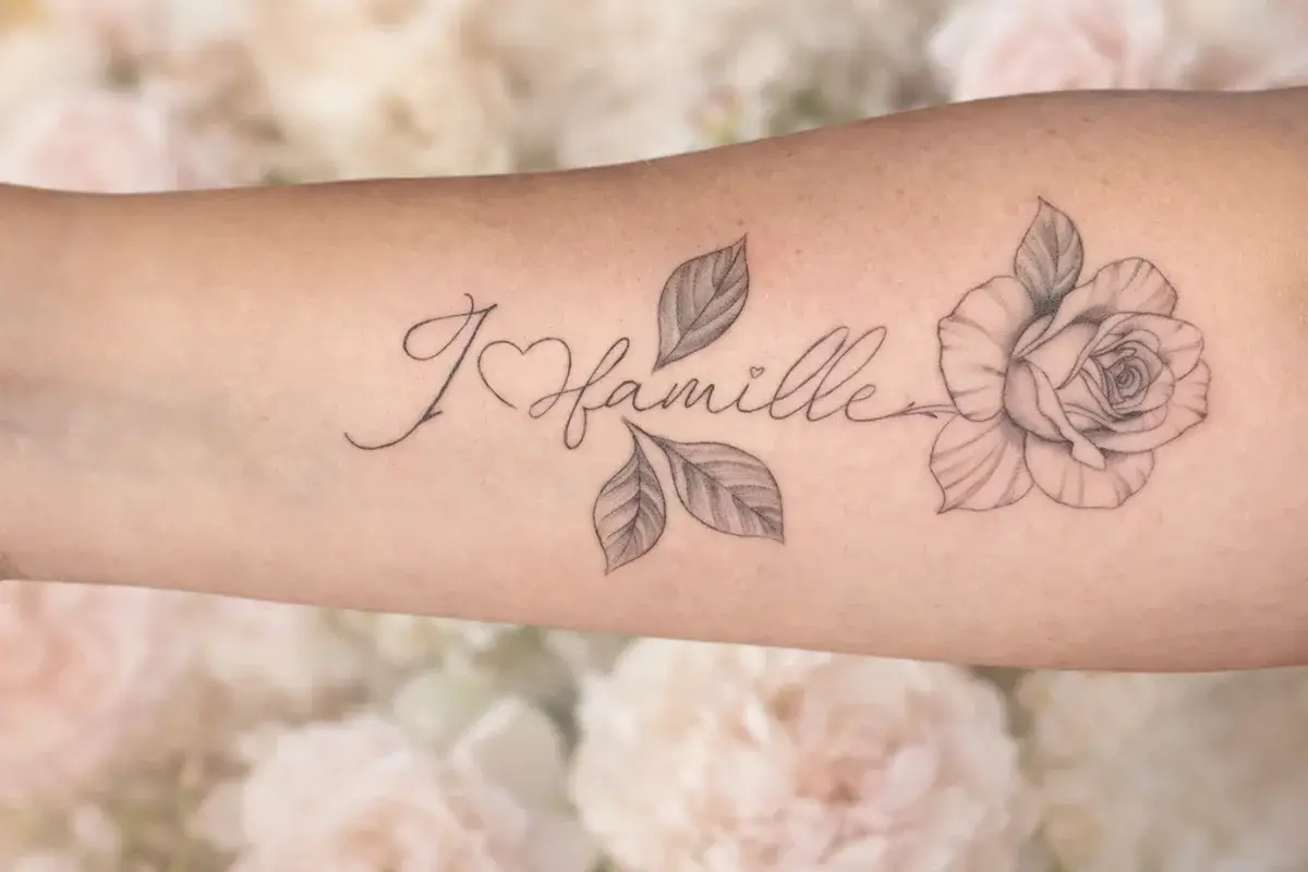 Tatouage floral love famille avec rose realiste, salon Kanea Toulon