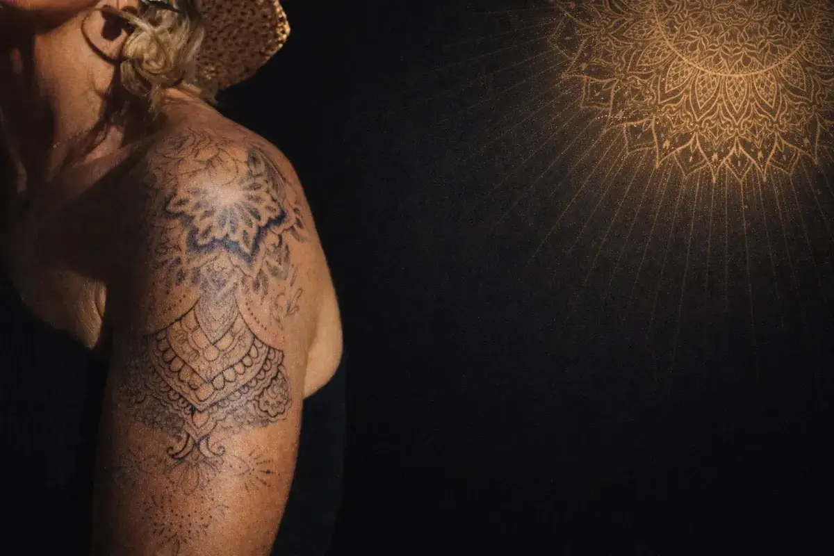 Tatouage mandala épaule femme ornemental dotwork - Salon Kanea Toulon
