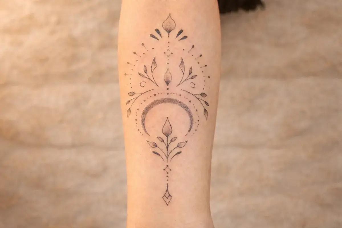 Tatouage ornemental dotwork ligne fine réalisé près de La Valette-du-Var