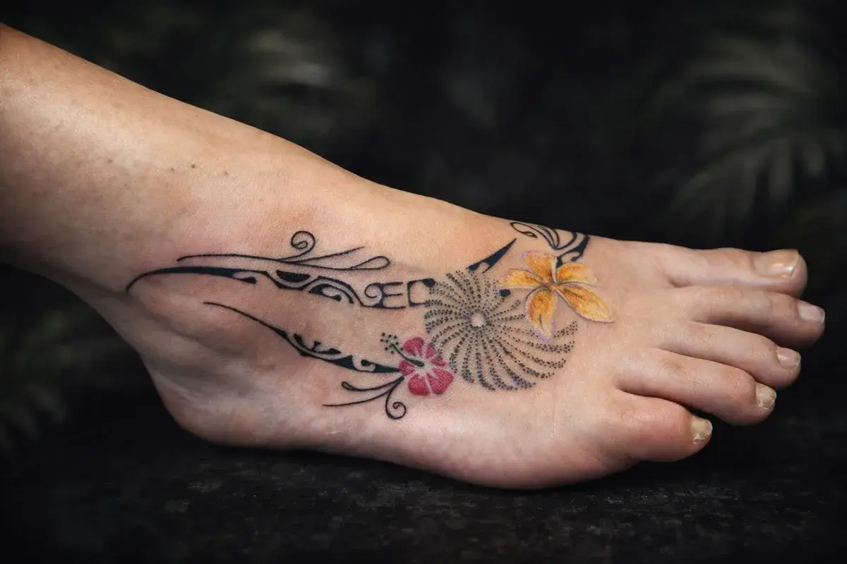Tatouage polynésien femme pied fleur couleur - Salon Kanea Toulon