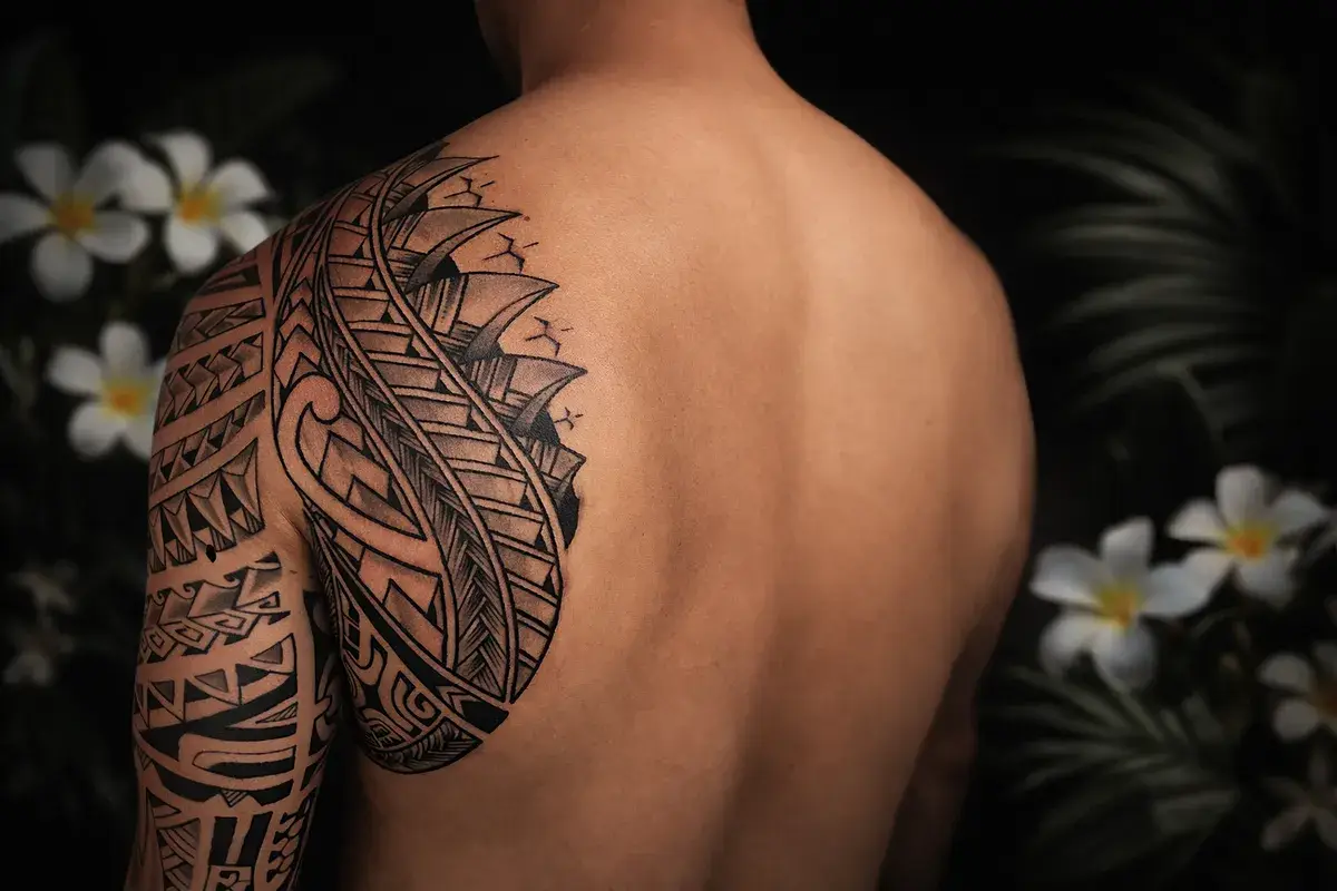 Tatouage polynésien homme omoplate motifs traditionnels - Salon Kanea Toulon