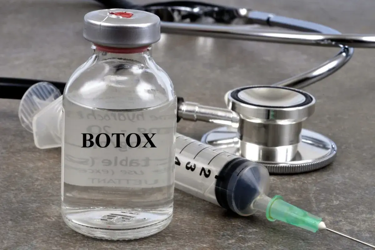 Flacon de botox avec seringue illustrant les injections médicales contre la ride du lion à Toulon Kanea