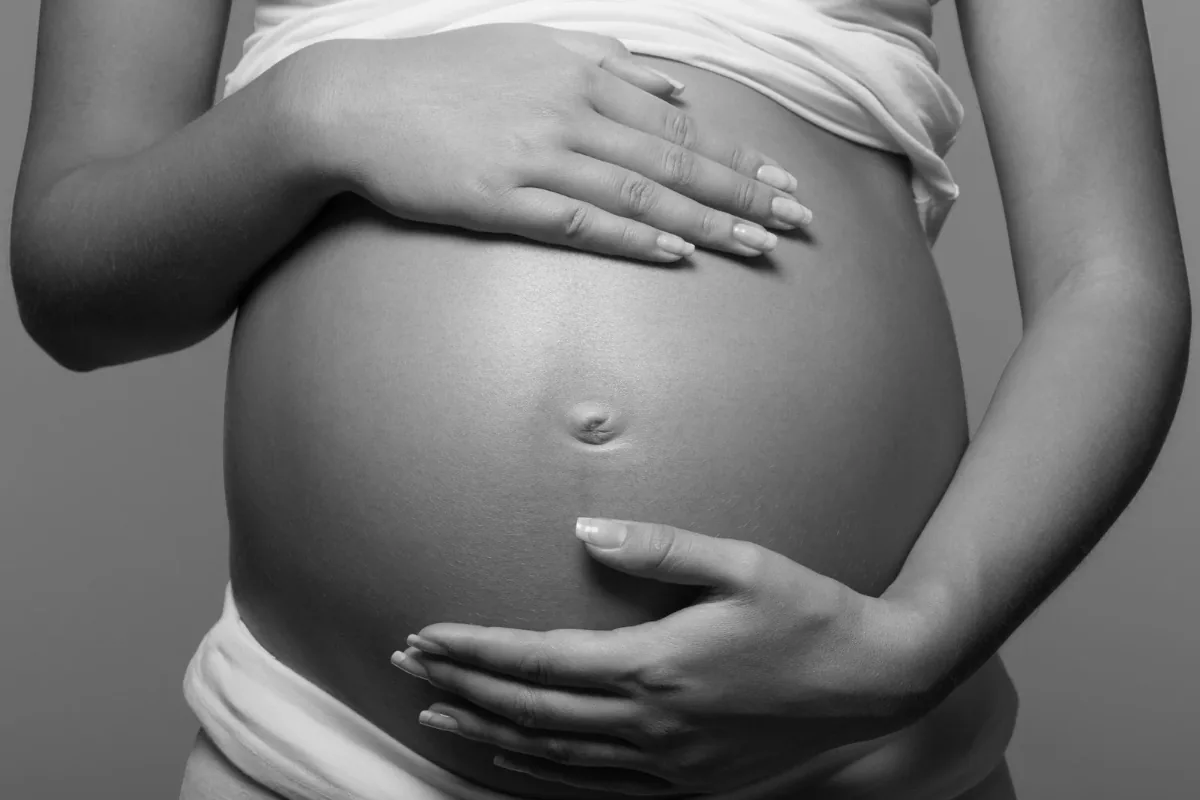 Femme enceinte mains autour du ventre tatouage également déconseillé pendant la grossesse à Toulon Kanea