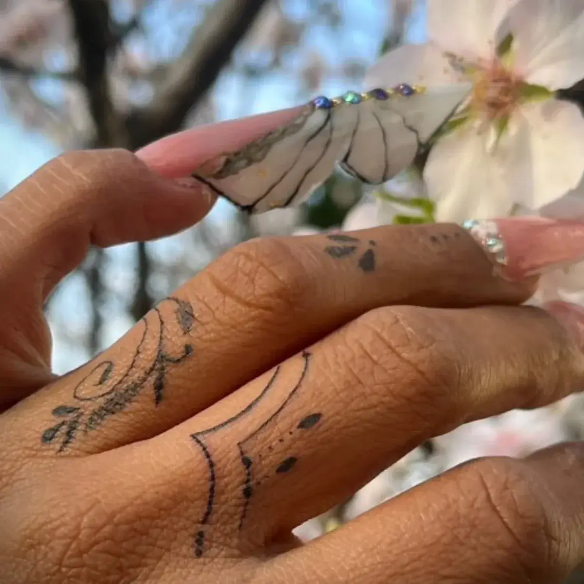 Tatouage ornemental style henné sur les doigts et la main réalisé à Toulon par Kanea