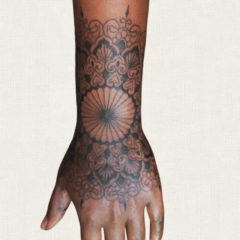 Tatouage ornemental à Toulon