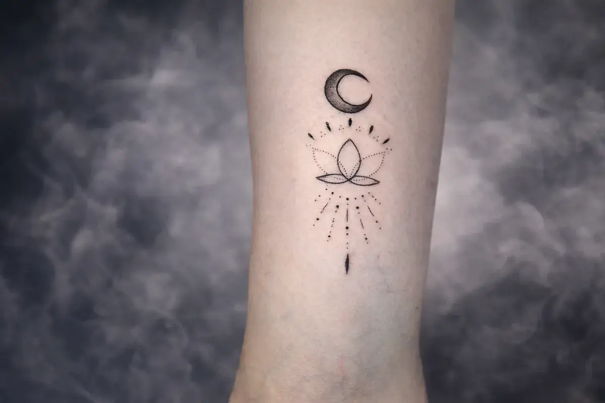 Tatouage minimaliste lune et lotus ornemental sur avant-bras réalisé chez Kanea Tattoo à Toulon