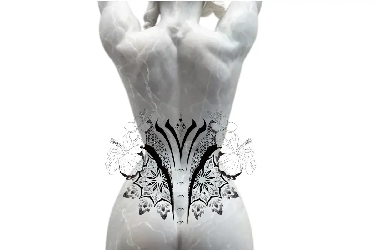 Tatouage polynésien femme bas du dos avec mix de motifs polynésiens floral et mandala à Toulon Kanea