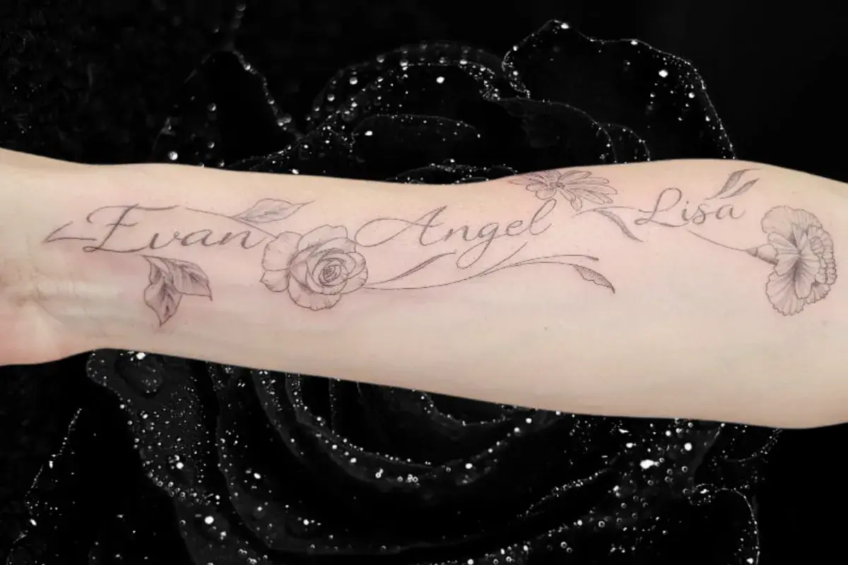 Tatouage trois prénoms en calligraphie manuscrite avec branche florale sur l'avant-bras à Toulon Kanea