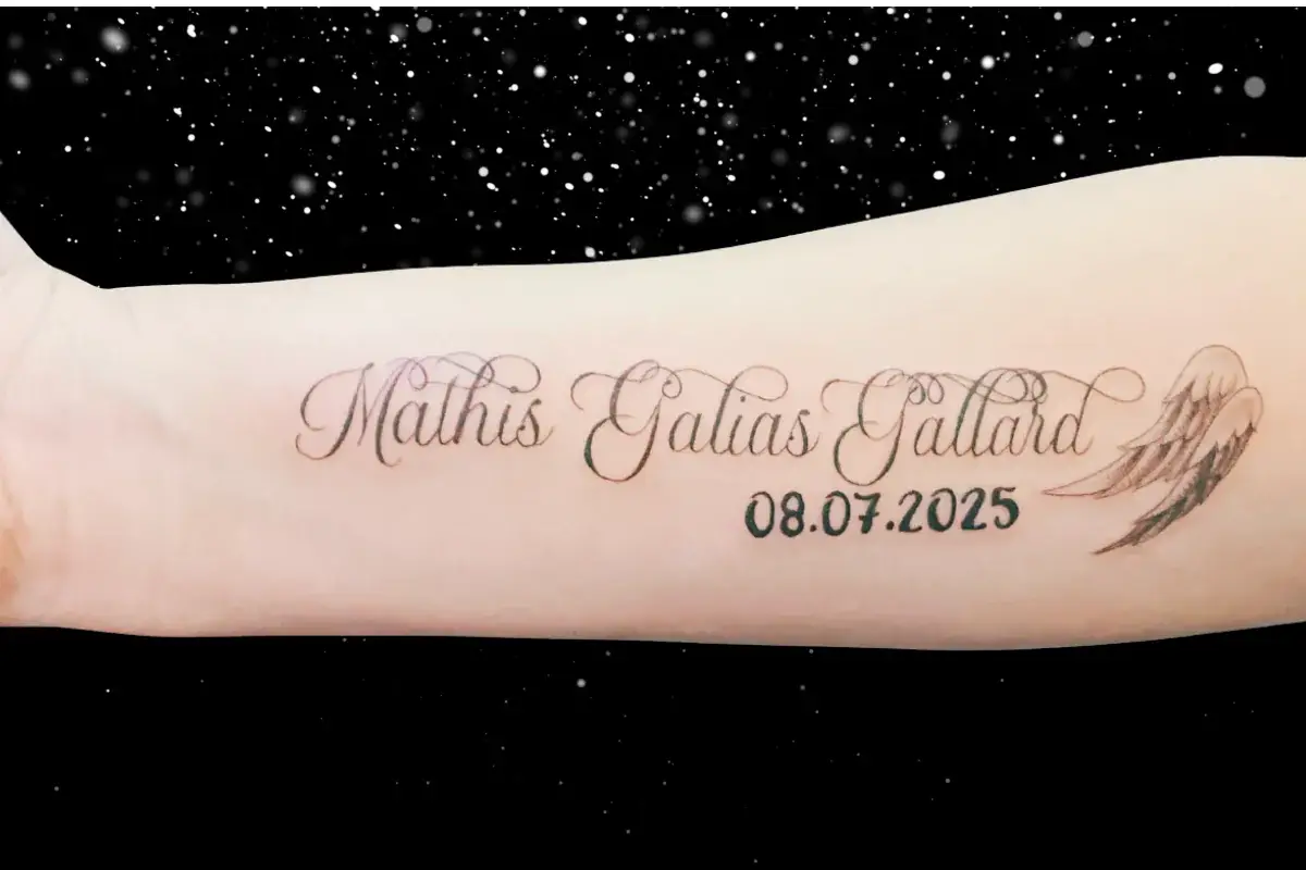 Tatouage prénoms en cursive italique classique avec date sur l'avant-bras à Toulon Kanea