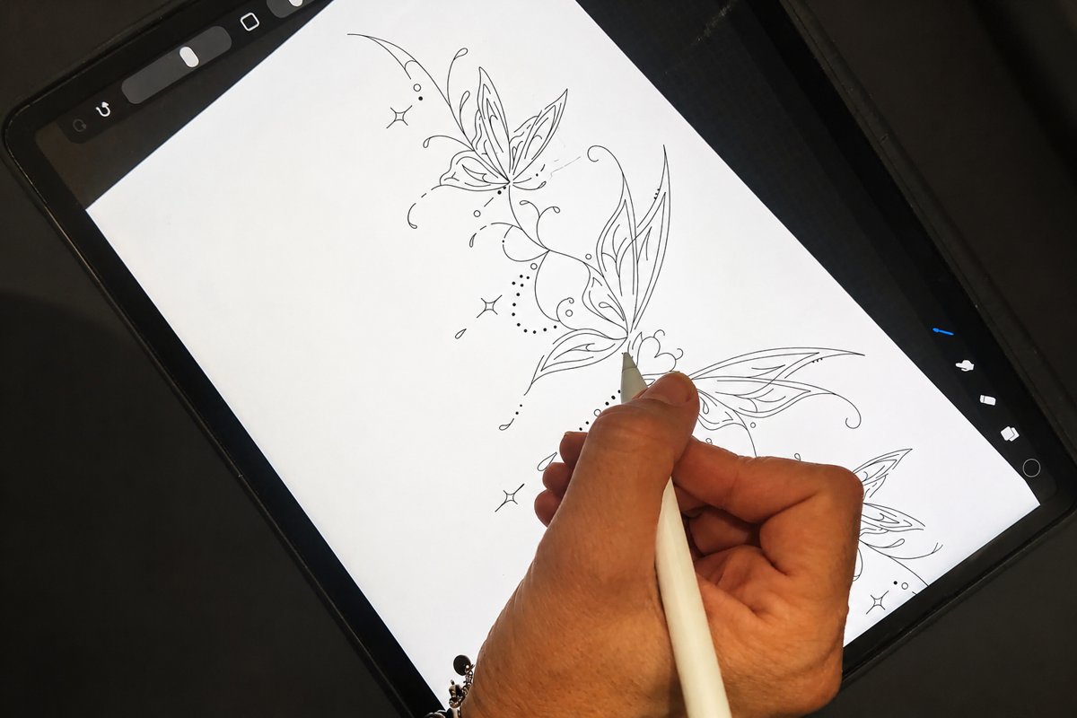 Création d'un dessin de tatouage sur tablette au studio Kanea à Toulon