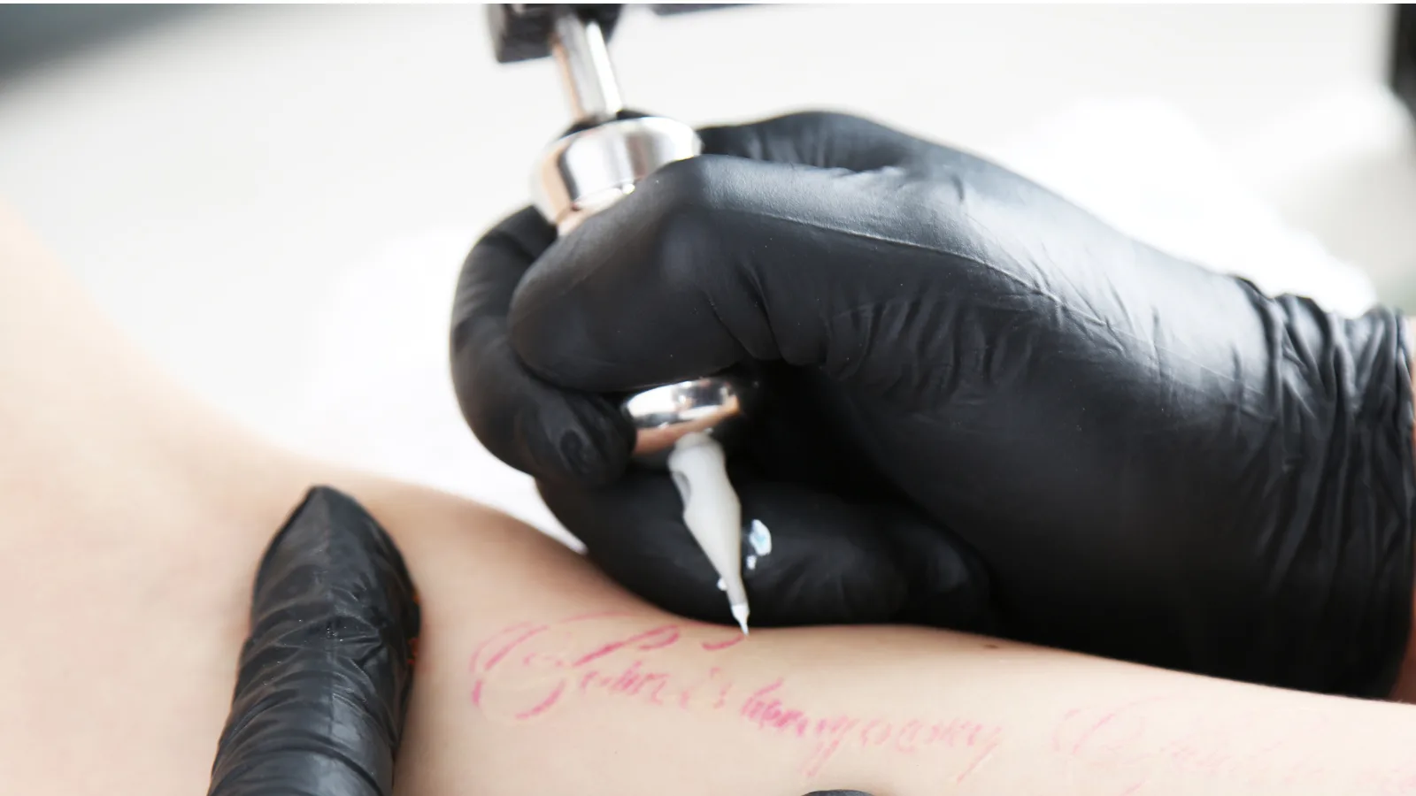 Tatouage réalisé avec des gants et du matériel à usage unique au studio Kanea à Toulon
