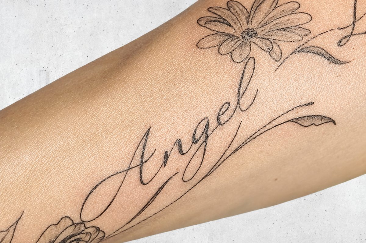 Tatouage net en gros plan, lignes fines realisees chez Kanea a Toulon
