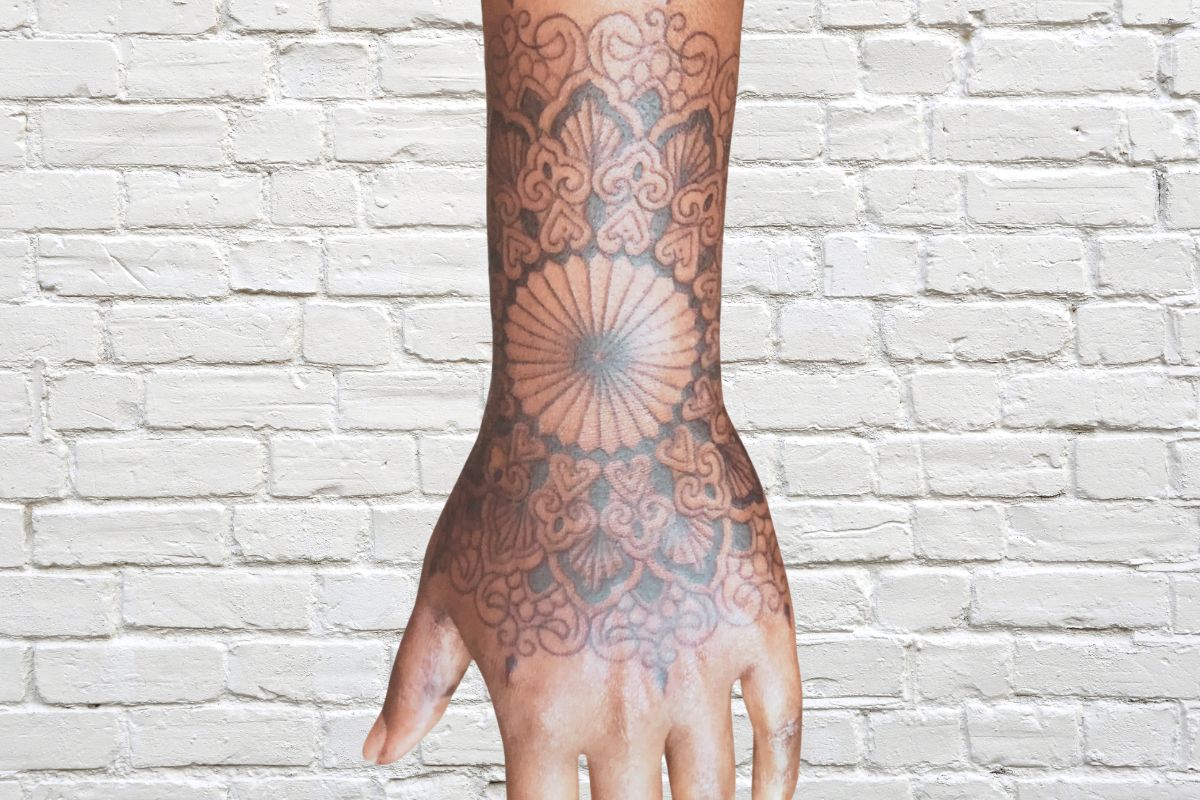 Tatouage bracelet ornemental mandala sur poignet, Kanea Toulon