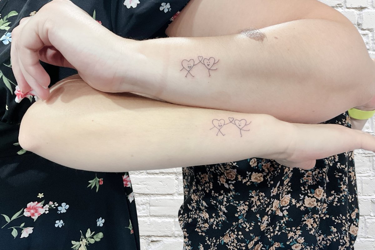 Petit tatouage cœur en ligne fine sur poignet, Kanea Toulon