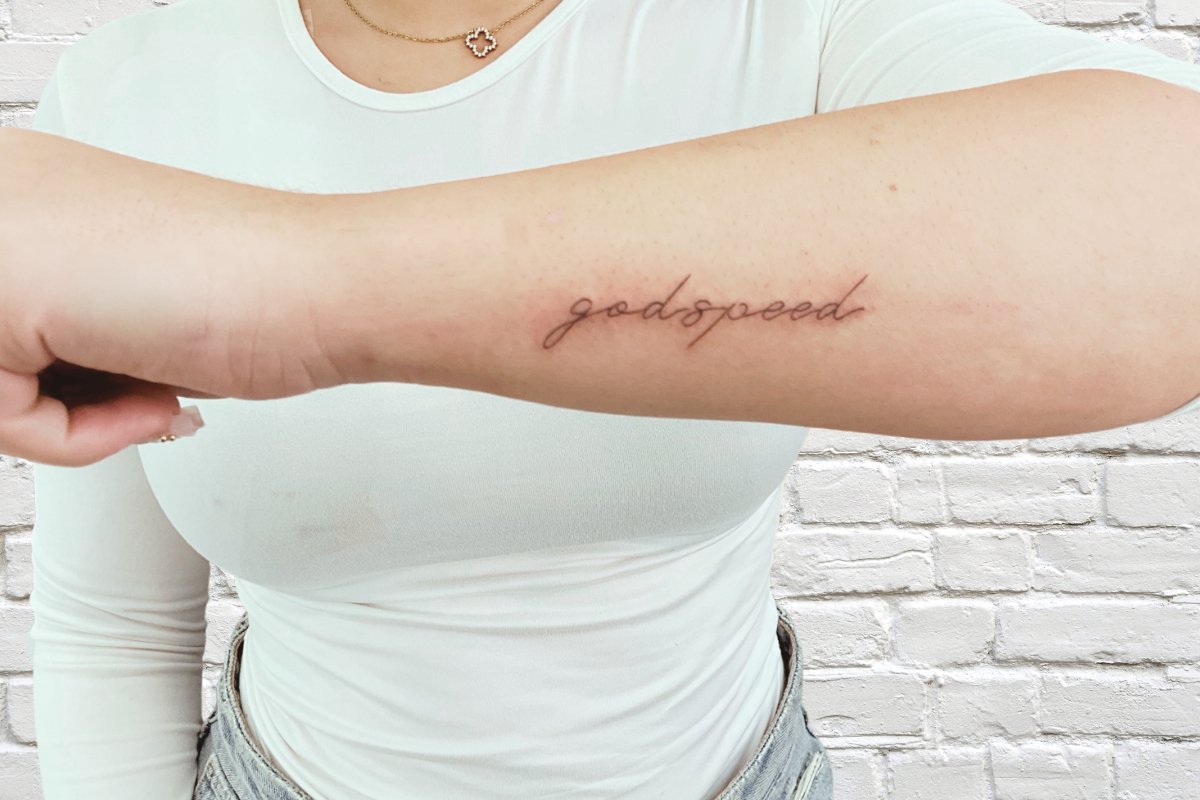 Tatouage écriture fine, un mot sur le poignet d'une femme à Toulon