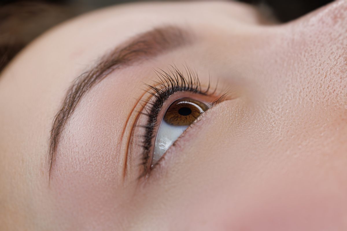 Eye-liner permanent ras de cils, résultat naturel sur un oeil, Kanea Toulon