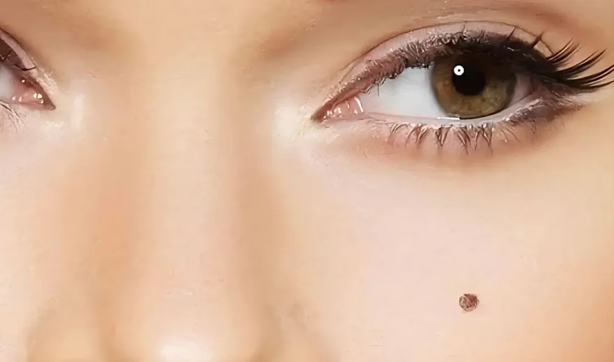 Tatouage Grain de beauté réalisé en maquillage permanent à Toulon chez Kanea Tattoo & Beauty