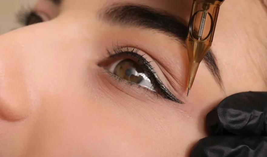Maquillage permanent eyeliner à Toulon réalisé avec une machine à tatouer – Kanea Tattoo & Beauty