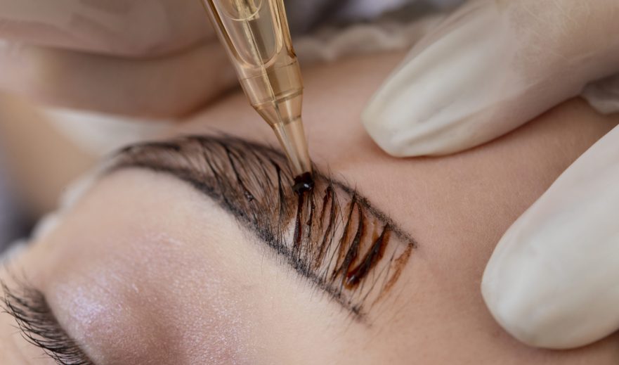 Maquillage permanent des sourcils à Toulon en cours de réalisation chez Kanea Tattoo & Beauty