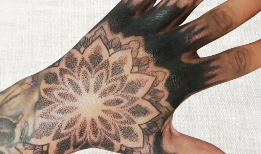 Tatouage dotwork mandala sur le dos de la main avec ornements géométriques, réalisé au salon Kanea Tattoo & Beauty à Toulon