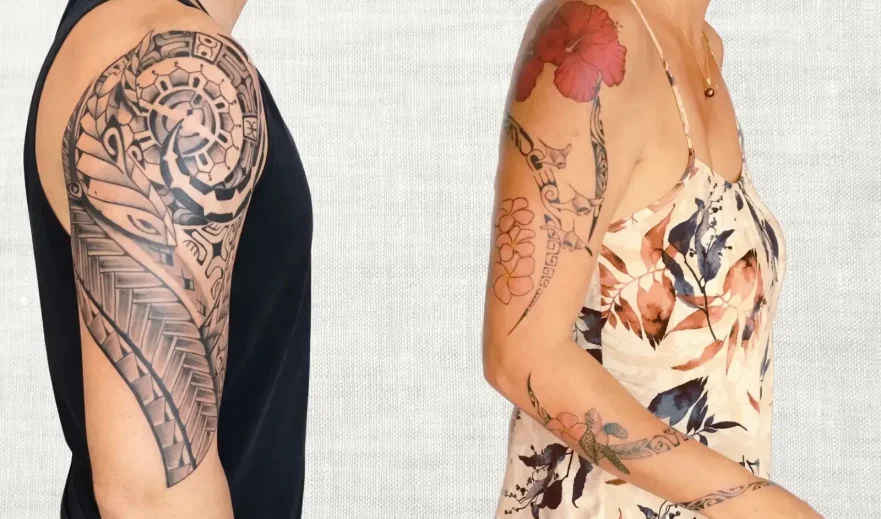 Tatouages polynésiens sur-mesure : épaule masculine avec tortue et motifs géométriques, bras féminin avec hibiscus et ornements floraux, réalisés au salon Kanea à Toulon