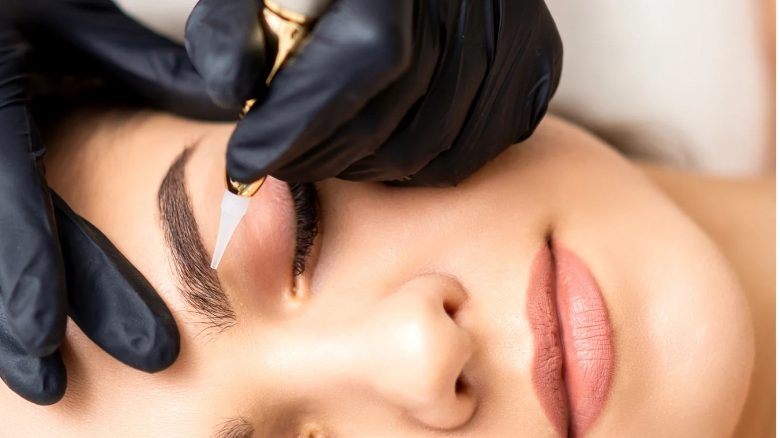 Maquillage permanent des sourcils au dermographe, Toulon — Kanea