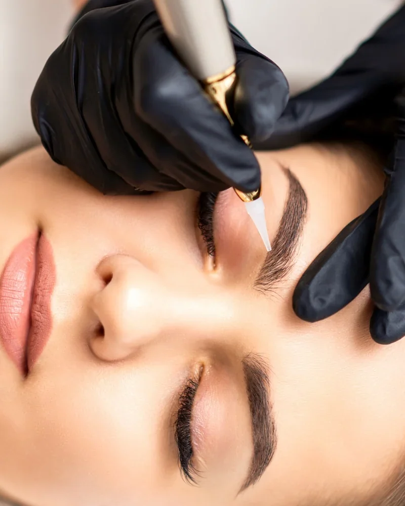 Maquillage permanent des sourcils au dermographe, gros plan — Kanea, Toulon