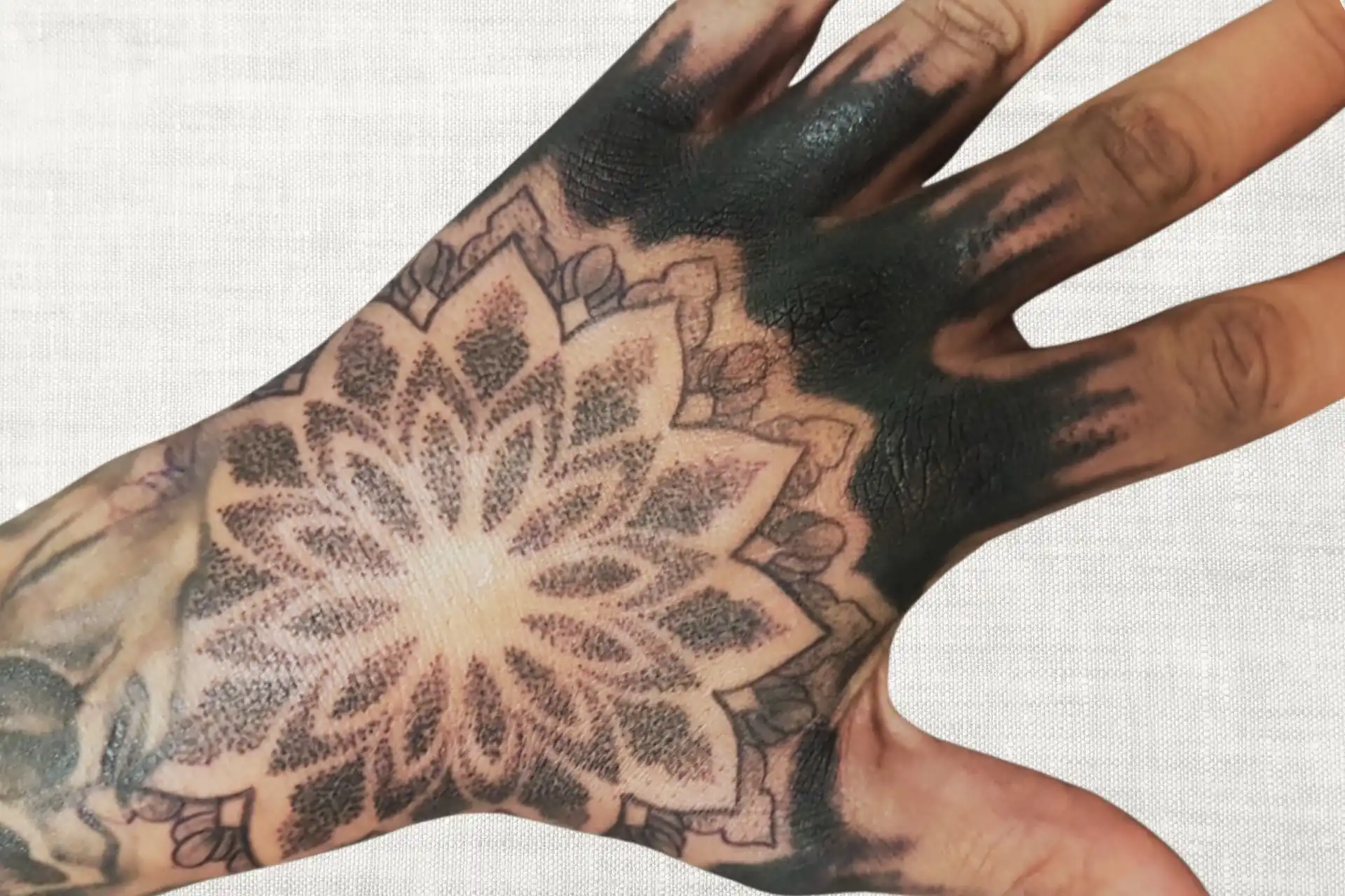 Tatouage dotwork mandala sur la main, Toulon — Kanea